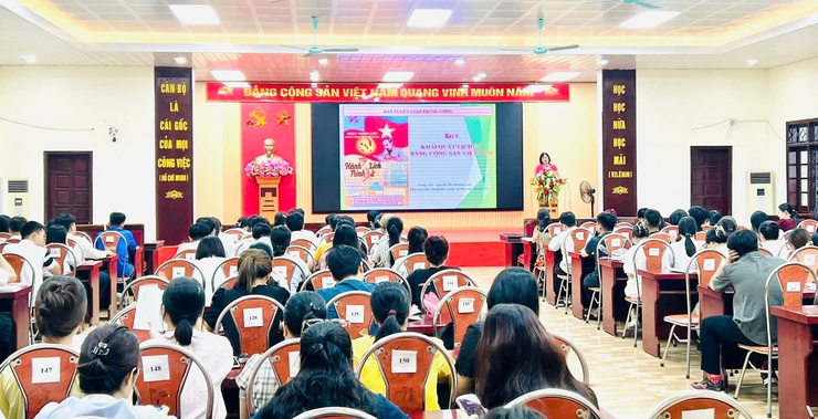 Quần chúng ưu tú xã Nam Phù tham gia lớp bồi dưỡng nhận thức về Đảng khóa IV/2025- Ảnh 2.
