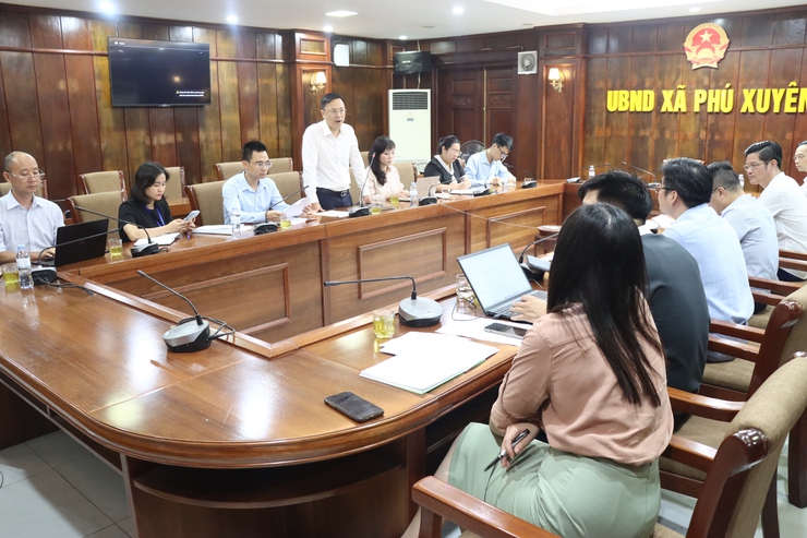 Thí điểm triển khai hỗ trợ lưu động, hướng dẫn chuyển đổi số trong TTHC, dịch vụ công tác cấp GCN quyền sử dụng đất lần đầu cho cá nhân, hộ gia đình trên đại bàn xã Phú Xuyên- Ảnh 1.