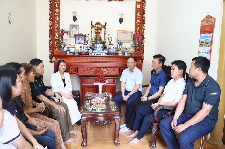 Đồng chí Phó Bí thư Thường trực Đảng uỷ trao Huy hiệu 60 năm tuổi Đảng tại nhà cho đảng viên- Ảnh 1.