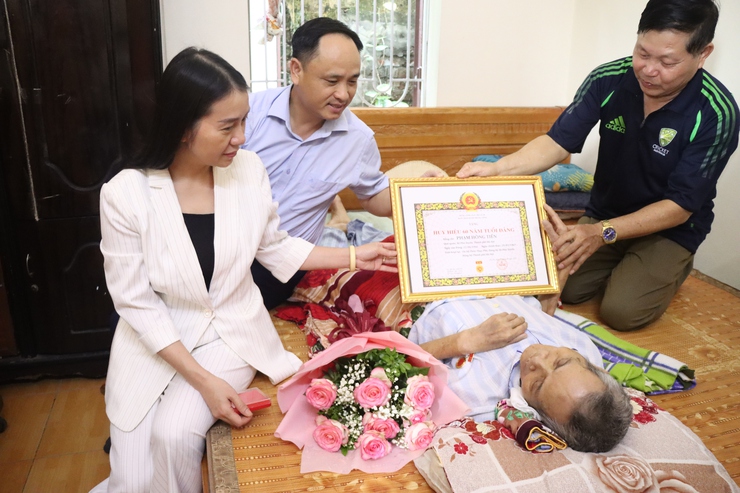 Đồng chí Phó Bí thư Thường trực Đảng uỷ trao Huy hiệu 60 năm tuổi Đảng tại nhà cho đảng viên- Ảnh 3.