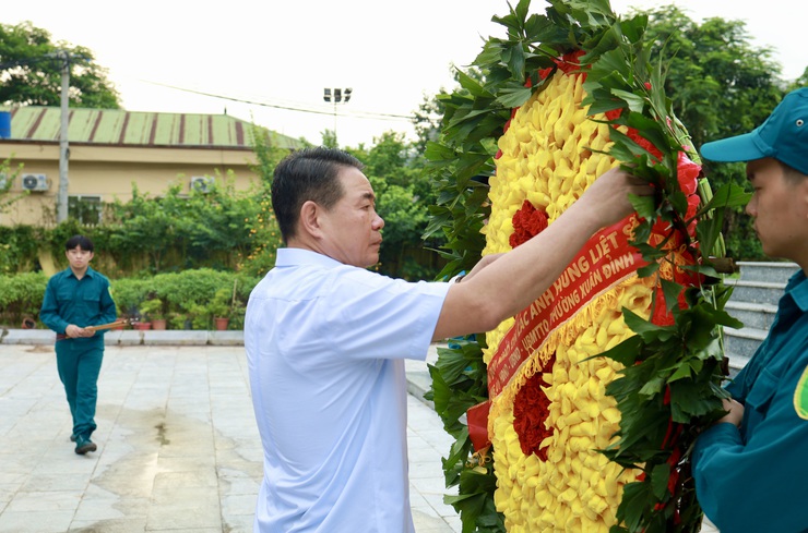 Phường Xuân Đỉnh: Dâng hương tưởng niệm liệt sĩ và thăm hỏi, tặng quà người có công tiêu biểu- Ảnh 3.