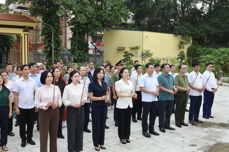 Phường Xuân Đỉnh: Dâng hương tưởng niệm liệt sĩ và thăm hỏi, tặng quà người có công tiêu biểu- Ảnh 2.