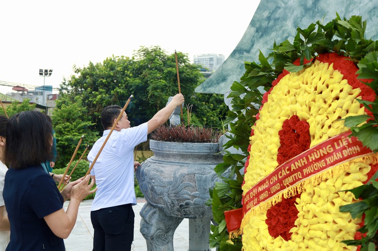 Phường Xuân Đỉnh: Dâng hương tưởng niệm liệt sĩ và thăm hỏi, tặng quà người có công tiêu biểu- Ảnh 8.