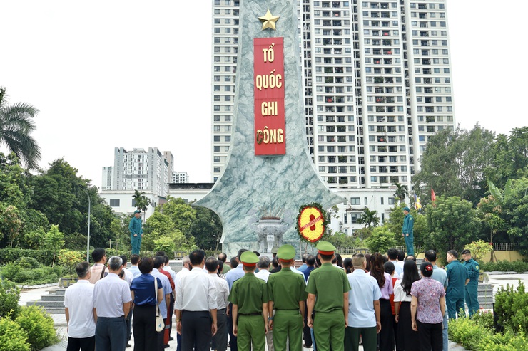 Phường Xuân Đỉnh: Dâng hương tưởng niệm liệt sĩ và thăm hỏi, tặng quà người có công tiêu biểu- Ảnh 1.