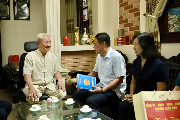 Phường Xuân Đỉnh: Dâng hương tưởng niệm liệt sĩ và thăm hỏi, tặng quà người có công tiêu biểu- Ảnh 4.