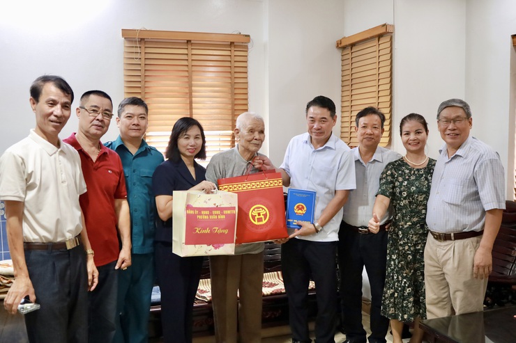 Phường Xuân Đỉnh: Dâng hương tưởng niệm liệt sĩ và thăm hỏi, tặng quà người có công tiêu biểu- Ảnh 5.