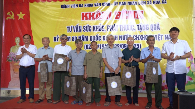 Hoà Xá: Khám sức khỏe, tặng quà tri ân Người có công trên địa bàn- Ảnh 1.