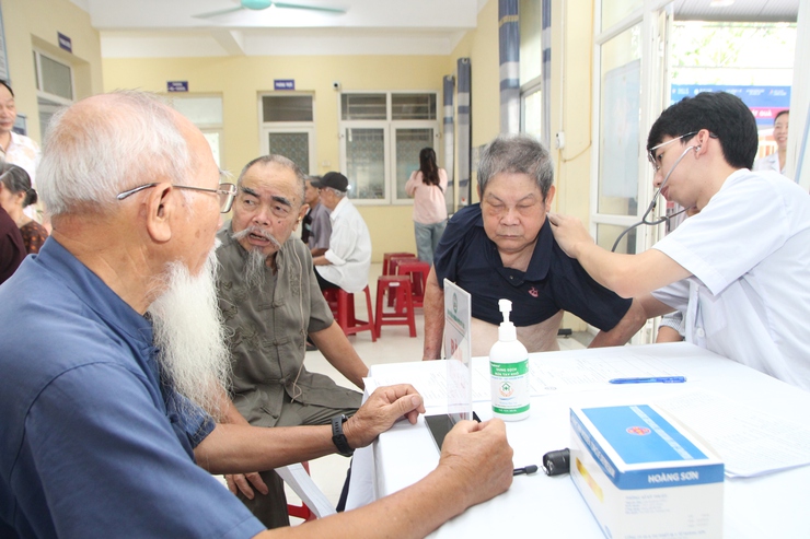 Hoà Xá: Khám sức khỏe, tặng quà tri ân Người có công trên địa bàn- Ảnh 11.