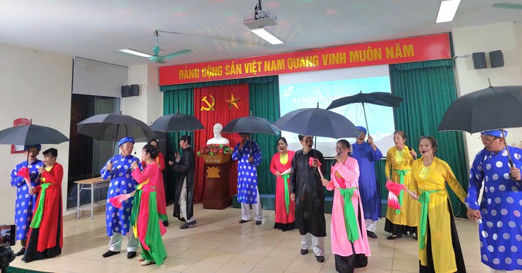 Hội LHPN phường Việt Hưng ra mắt CLB dân ca, giao lưu văn nghệ chào mừng thành công Đại hội đại biểu đảng bộ Phường lần thứ I, nhiệm kỳ 2025-2030- Ảnh 5.