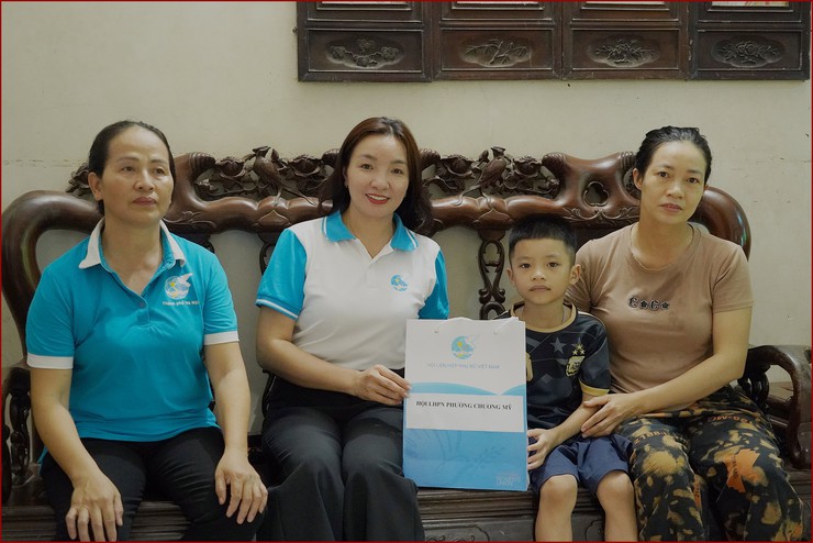 Hội Liên hiệp Phụ nữ phường Chương Mỹ tổ chức thăm hỏi, tặng quà học sinh có hoàn cảnh khó khăn nhân dịp Quốc khánh 2/9 và trước thềm năm học mới- Ảnh 2.