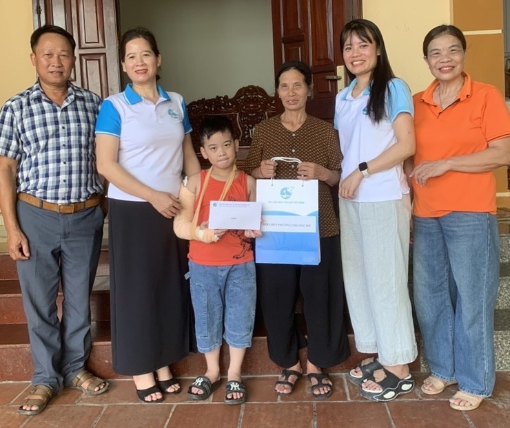 Hội Liên hiệp Phụ nữ phường Chương Mỹ tổ chức thăm hỏi, tặng quà học sinh có hoàn cảnh khó khăn nhân dịp Quốc khánh 2/9 và trước thềm năm học mới- Ảnh 4.