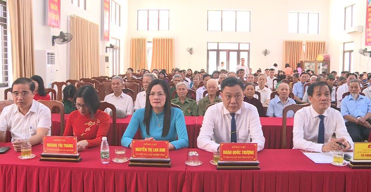 Đảng bộ xã Phúc Lộc tổ chức Lễ trao tặng Huy hiệu Đảng đợt 02/9/2025 cho đảng viên- Ảnh 1.