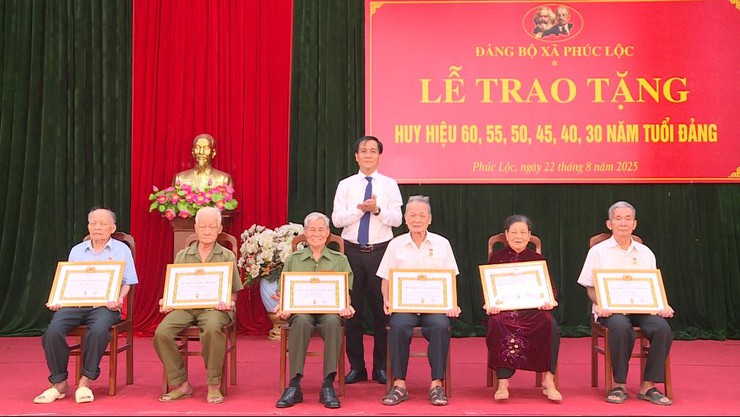 Đảng bộ xã Phúc Lộc tổ chức Lễ trao tặng Huy hiệu Đảng đợt 02/9/2025 cho đảng viên- Ảnh 5.