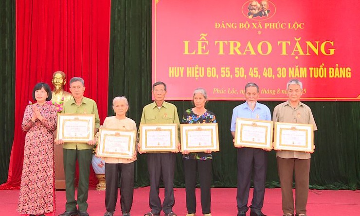 Đảng bộ xã Phúc Lộc tổ chức Lễ trao tặng Huy hiệu Đảng đợt 02/9/2025 cho đảng viên- Ảnh 8.
