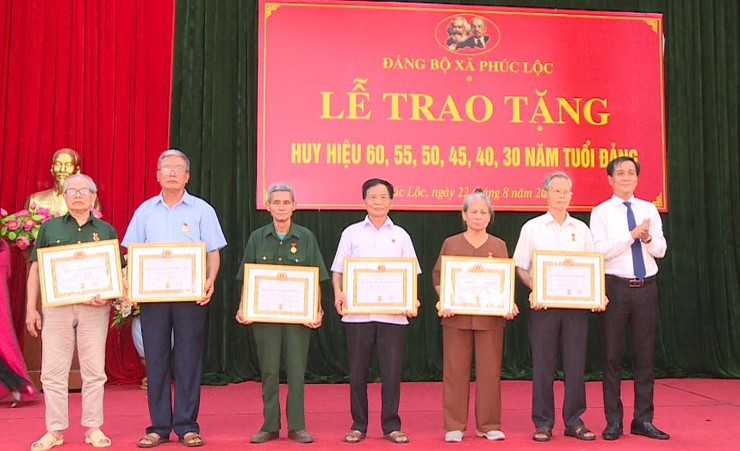 Đảng bộ xã Phúc Lộc tổ chức Lễ trao tặng Huy hiệu Đảng đợt 02/9/2025 cho đảng viên- Ảnh 6.