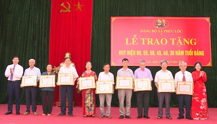 Đảng bộ xã Phúc Lộc tổ chức Lễ trao tặng Huy hiệu Đảng đợt 02/9/2025 cho đảng viên- Ảnh 9.