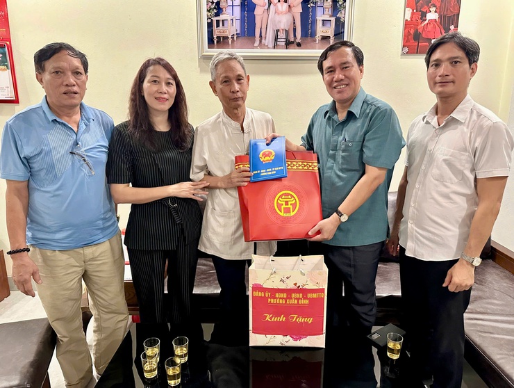 Phường Xuân Đỉnh: Dâng hương tưởng niệm liệt sĩ và thăm hỏi, tặng quà người có công tiêu biểu- Ảnh 7.