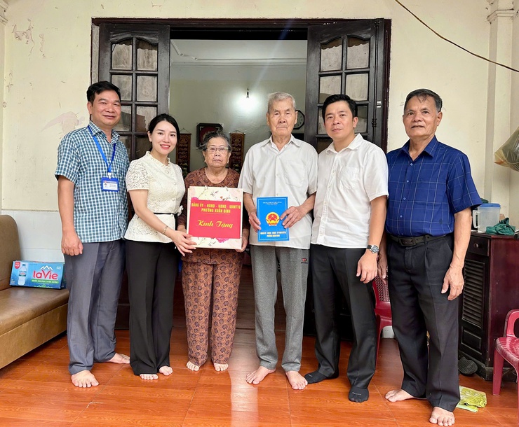 Phường Xuân Đỉnh: Dâng hương tưởng niệm liệt sĩ và thăm hỏi, tặng quà người có công tiêu biểu- Ảnh 6.