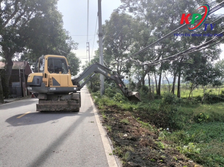 UBND xã Kiều Phú ra quân thực hiện tổng vệ sinh môi trường, chỉnh trang cảnh quan chào mừng kỷ niệm 80 năm Cách mạng Tháng Tám và Quốc khánh 2/9- Ảnh 2.