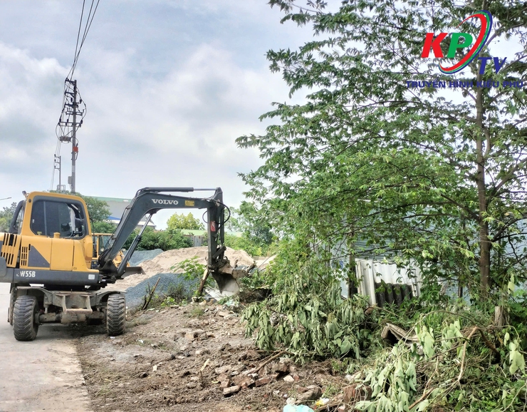 UBND xã Kiều Phú ra quân thực hiện tổng vệ sinh môi trường, chỉnh trang cảnh quan chào mừng kỷ niệm 80 năm Cách mạng Tháng Tám và Quốc khánh 2/9- Ảnh 1.