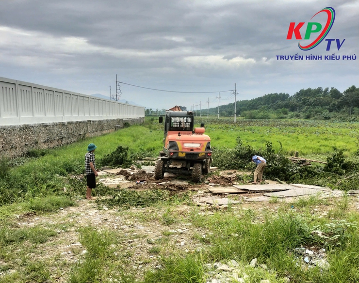 UBND xã Kiều Phú ra quân thực hiện tổng vệ sinh môi trường, chỉnh trang cảnh quan chào mừng kỷ niệm 80 năm Cách mạng Tháng Tám và Quốc khánh 2/9- Ảnh 3.