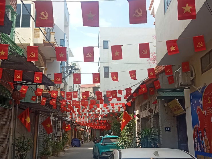Ngõ Hoàng Thạch, thôn Phủ Quốc rực rỡ cờ và tranh bích họa, hân hoan chào mừng 80 năm Quốc khánh- Ảnh 2.