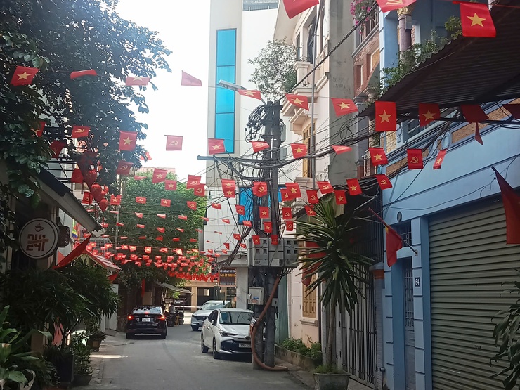 Ngõ Hoàng Thạch, thôn Phủ Quốc rực rỡ cờ và tranh bích họa, hân hoan chào mừng 80 năm Quốc khánh- Ảnh 1.