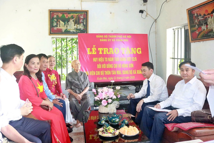 Đảng ủy xã Xuân Mai trao Huy hiệu Đảng tặng đảng viên Võ Hồng Sơn trú tại thôn Tân Mai- Ảnh 1.