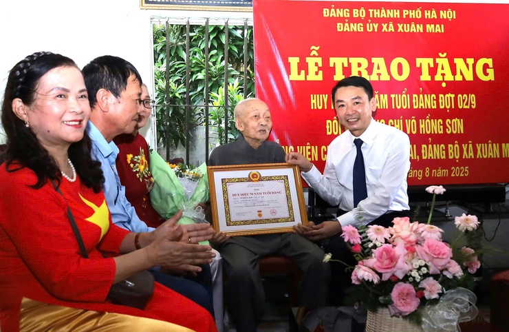 Đảng ủy xã Xuân Mai trao Huy hiệu Đảng tặng đảng viên Võ Hồng Sơn trú tại thôn Tân Mai- Ảnh 3.