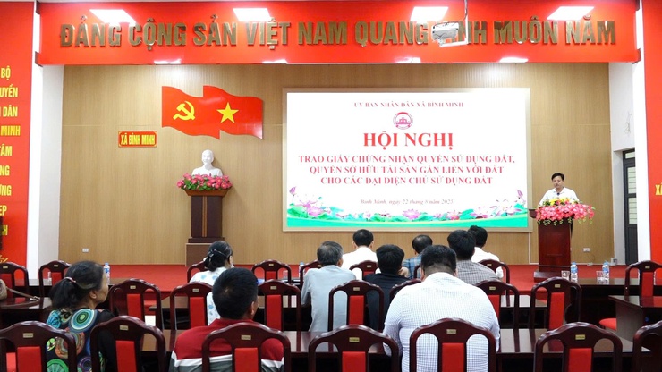 Xã Bình Minh trao giấy chứng nhận quyền sử dụng đất cho người dân- Ảnh 1.