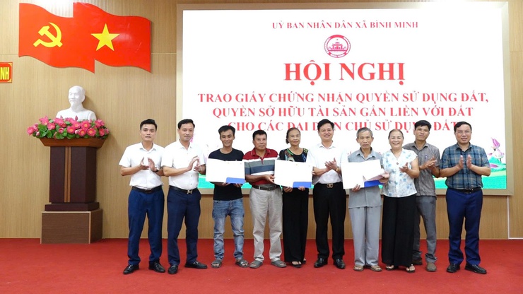 Xã Bình Minh trao giấy chứng nhận quyền sử dụng đất cho người dân- Ảnh 6.