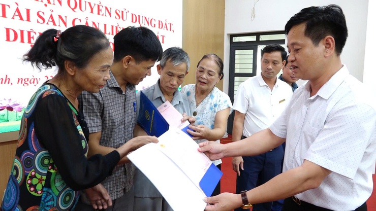 Xã Bình Minh trao giấy chứng nhận quyền sử dụng đất cho người dân- Ảnh 5.