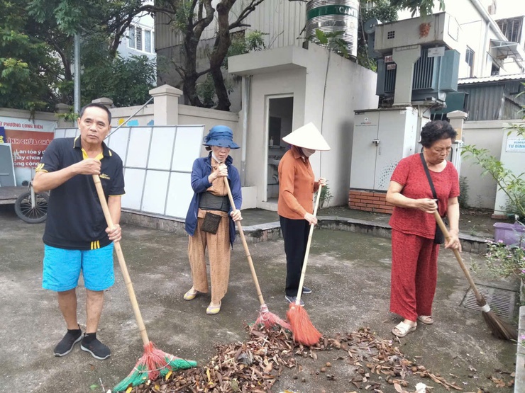 Các tổ dân phố phường Long Biên đồng loạt ra quân vệ sinh môi trường sáng thứ Bảy - Chung tay vì một môi trường sống xanh, sạch, đẹp- Ảnh 1.