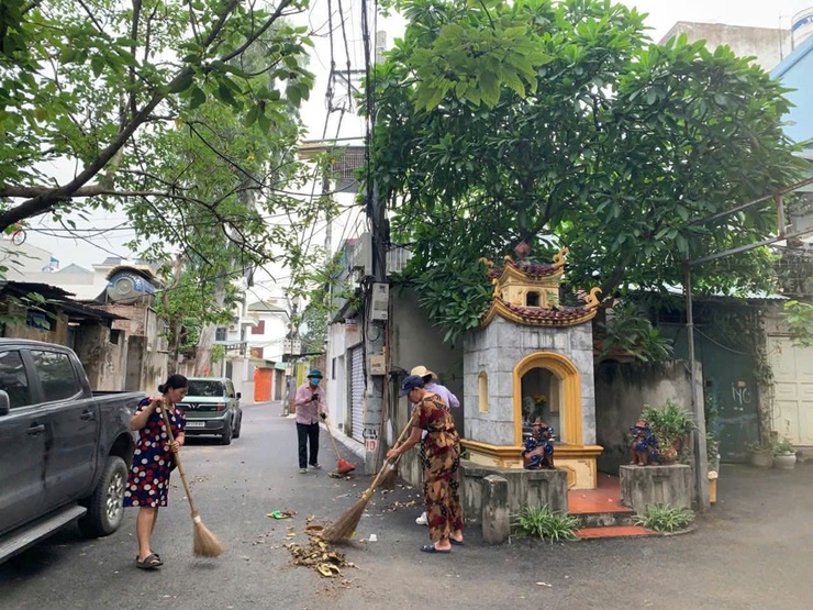 Các tổ dân phố phường Long Biên đồng loạt ra quân vệ sinh môi trường sáng thứ Bảy - Chung tay vì một môi trường sống xanh, sạch, đẹp- Ảnh 6.