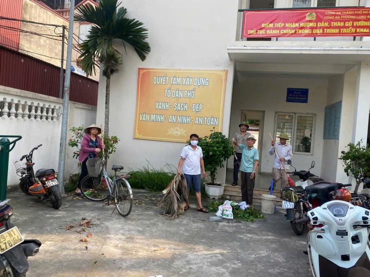 Các tổ dân phố phường Long Biên đồng loạt ra quân vệ sinh môi trường sáng thứ Bảy - Chung tay vì một môi trường sống xanh, sạch, đẹp- Ảnh 5.