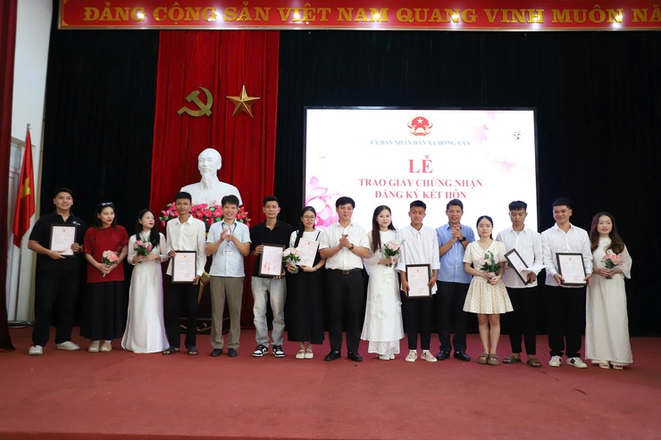 UBND xã Hồng Vân trao Giấy chứng nhận đăng ký kết hôn cho công dân- Ảnh 4.