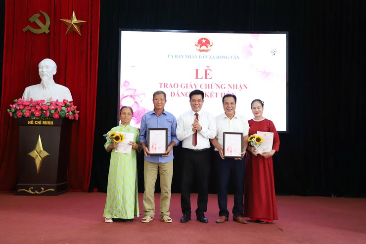 UBND xã Hồng Vân trao Giấy chứng nhận đăng ký kết hôn cho công dân- Ảnh 3.