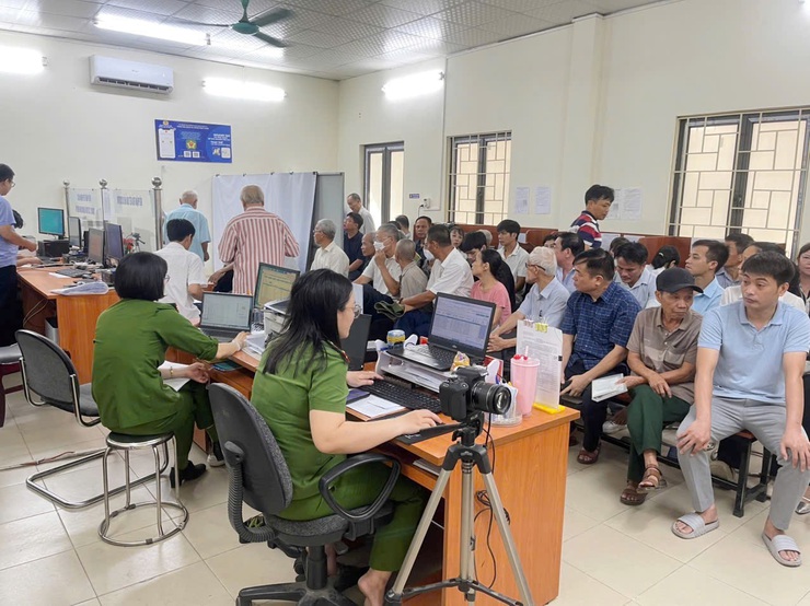 Công an xã Quốc Oai thành lập tổ công tác lưu động đến tận nhà hỗ trợ đảng viên cấp đổi thẻ- Ảnh 1.