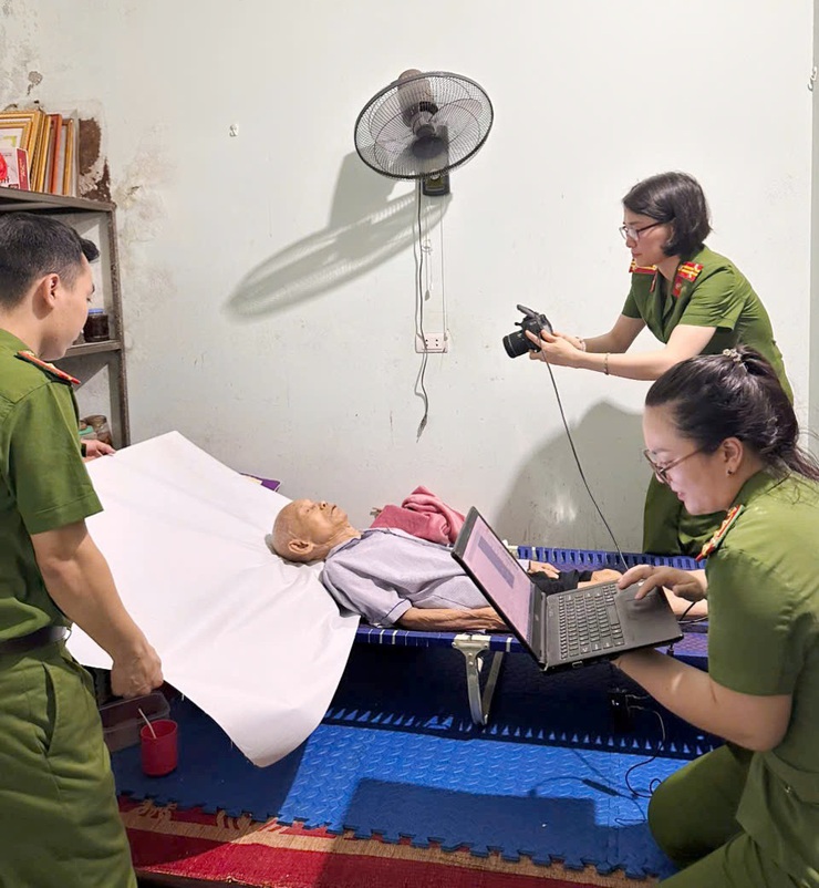 Công an xã Quốc Oai thành lập tổ công tác lưu động đến tận nhà hỗ trợ đảng viên cấp đổi thẻ- Ảnh 9.