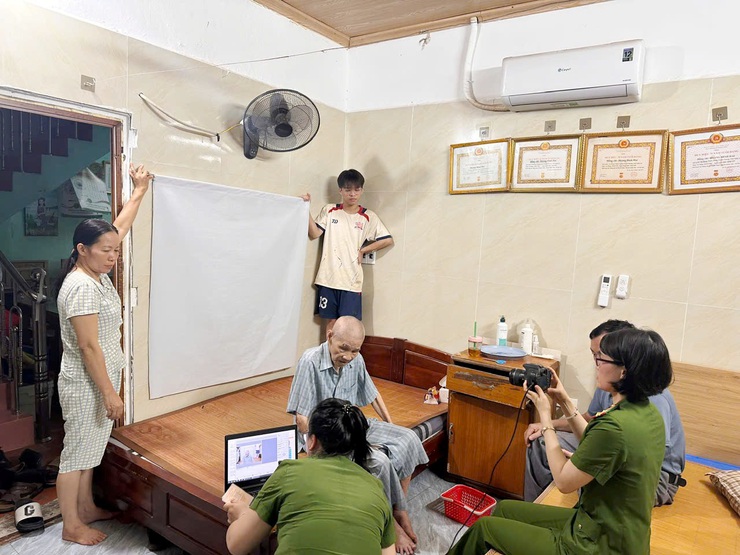 Công an xã Quốc Oai thành lập tổ công tác lưu động đến tận nhà hỗ trợ đảng viên cấp đổi thẻ- Ảnh 2.