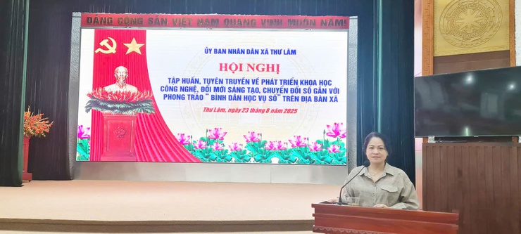 Sáng ngày 23/8/2025, tại hội trường UBND xã Thư Lâm, buổi tập huấn được tổ chức nhằm tuyên truyền, phổ biến kiến thức về phát triển khoa học công nghệ, đổi mới sáng tạo và chuyển đổi số cho người dân trên địa bàn.- Ảnh 1.