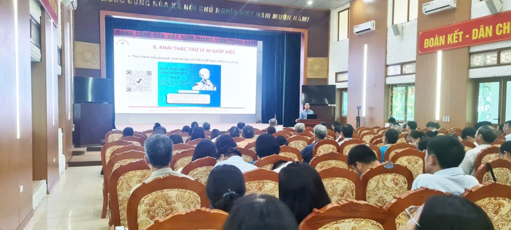 Sáng ngày 23/8/2025, tại hội trường UBND xã Thư Lâm, buổi tập huấn được tổ chức nhằm tuyên truyền, phổ biến kiến thức về phát triển khoa học công nghệ, đổi mới sáng tạo và chuyển đổi số cho người dân trên địa bàn.- Ảnh 8.