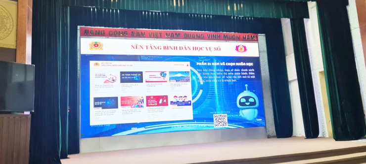 Sáng ngày 23/8/2025, tại hội trường UBND xã Thư Lâm, buổi tập huấn được tổ chức nhằm tuyên truyền, phổ biến kiến thức về phát triển khoa học công nghệ, đổi mới sáng tạo và chuyển đổi số cho người dân trên địa bàn.- Ảnh 9.