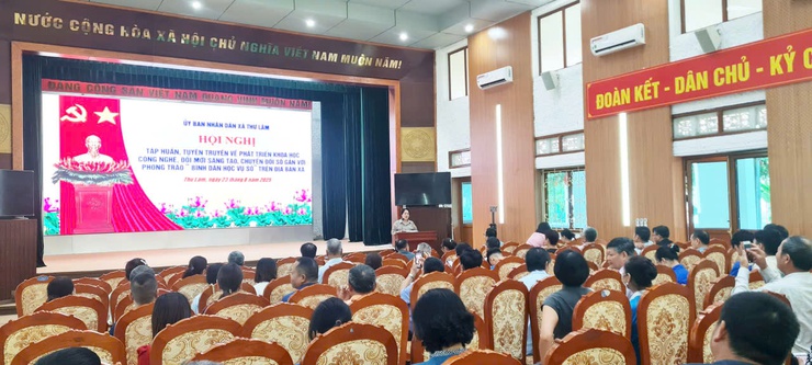 Sáng ngày 23/8/2025, tại hội trường UBND xã Thư Lâm, buổi tập huấn được tổ chức nhằm tuyên truyền, phổ biến kiến thức về phát triển khoa học công nghệ, đổi mới sáng tạo và chuyển đổi số cho người dân trên địa bàn.- Ảnh 10.
