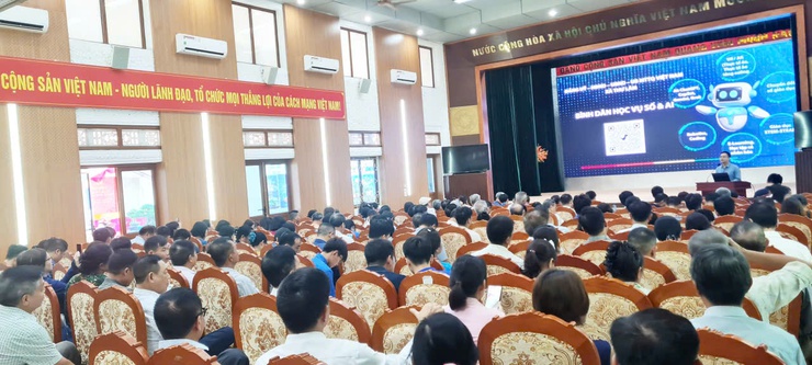 Sáng ngày 23/8/2025, tại hội trường UBND xã Thư Lâm, buổi tập huấn được tổ chức nhằm tuyên truyền, phổ biến kiến thức về phát triển khoa học công nghệ, đổi mới sáng tạo và chuyển đổi số cho người dân trên địa bàn.- Ảnh 3.