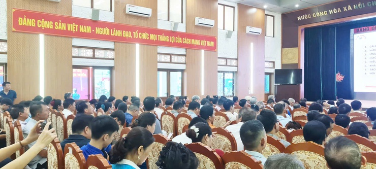 Sáng ngày 23/8/2025, tại hội trường UBND xã Thư Lâm, buổi tập huấn được tổ chức nhằm tuyên truyền, phổ biến kiến thức về phát triển khoa học công nghệ, đổi mới sáng tạo và chuyển đổi số cho người dân trên địa bàn.- Ảnh 4.