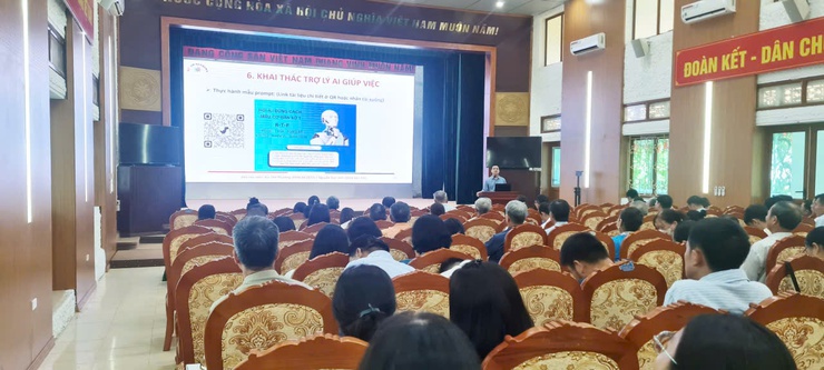Sáng ngày 23/8/2025, tại hội trường UBND xã Thư Lâm, buổi tập huấn được tổ chức nhằm tuyên truyền, phổ biến kiến thức về phát triển khoa học công nghệ, đổi mới sáng tạo và chuyển đổi số cho người dân trên địa bàn.- Ảnh 5.
