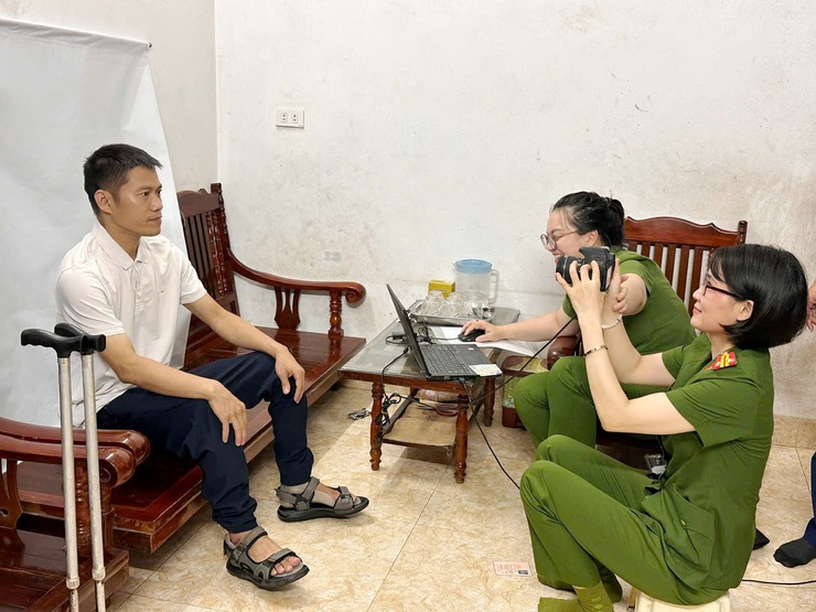 Công an xã Quốc Oai thành lập tổ công tác lưu động đến tận nhà hỗ trợ đảng viên cấp đổi thẻ- Ảnh 3.