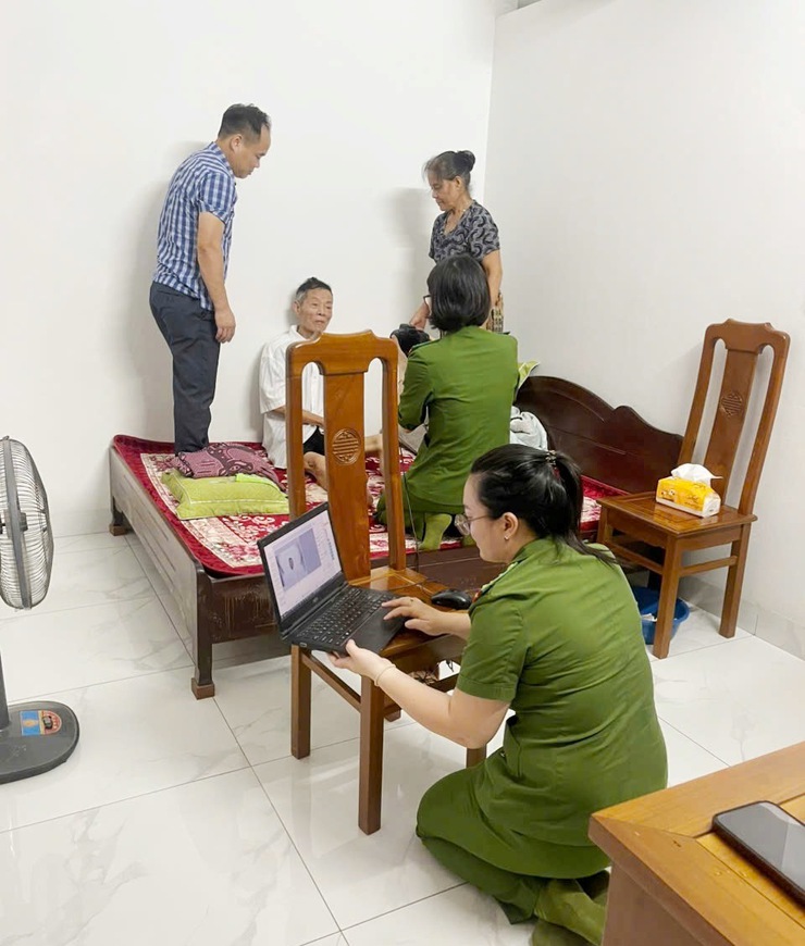Công an xã Quốc Oai thành lập tổ công tác lưu động đến tận nhà hỗ trợ đảng viên cấp đổi thẻ- Ảnh 6.