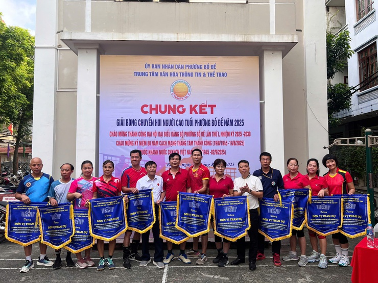 Khai mạc Giải bóng chuyền hơi Người cao tuổi phường Bồ Đề năm 2025- Ảnh 1.